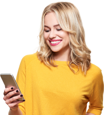 Mulher vestida com uma camiseta amarela com o celular na mão e sorrindo para a tela