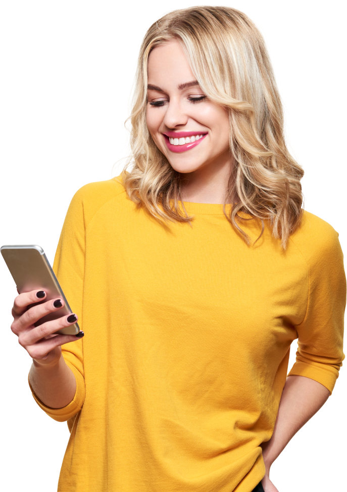 Mulher vestida com uma camiseta amarela com o celular na mão e sorrindo para a tela